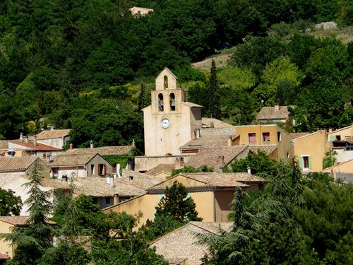 Le clocher de l'église surplombe le village de Flassan