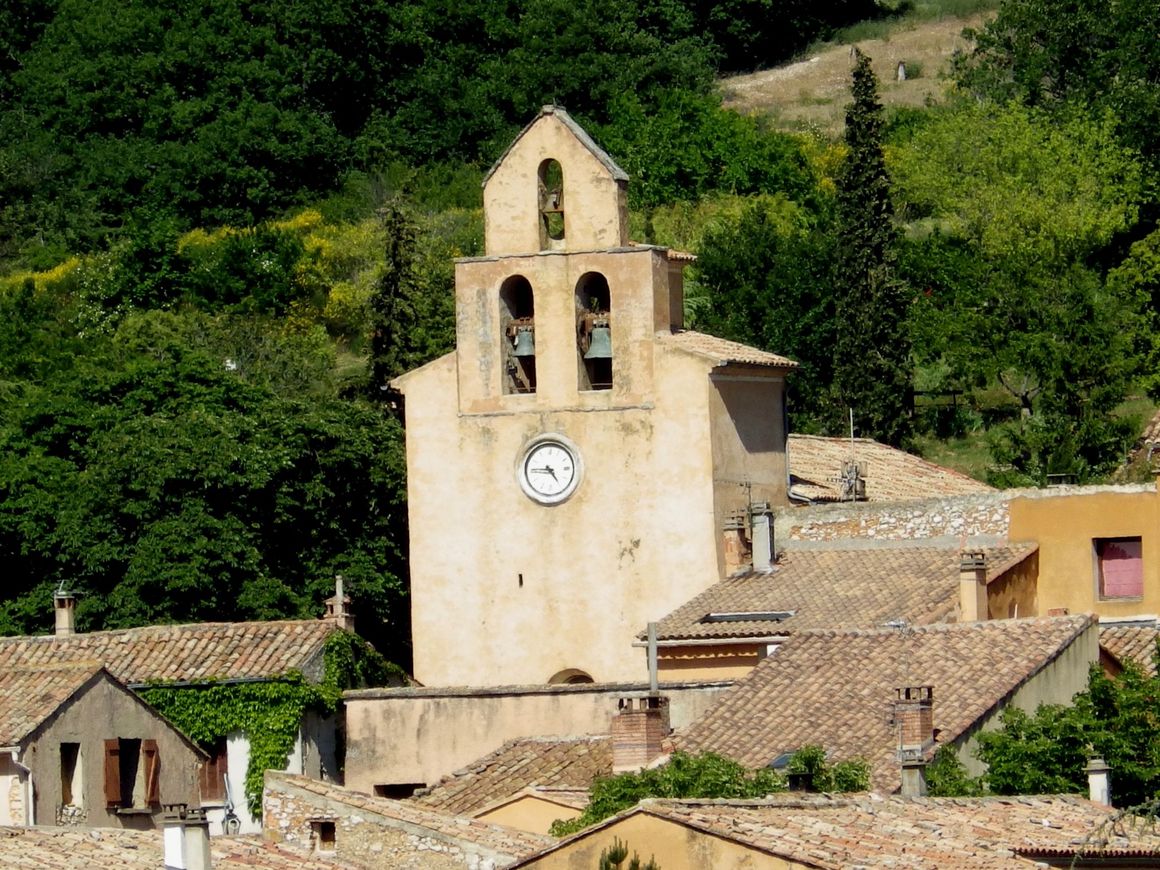 Le clocher de l'église surplombe le village de Flassan
